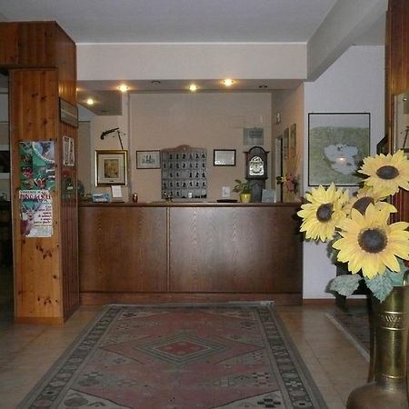 Hotel Darsena Пассіньяно-суль-Тразімено Екстер'єр фото