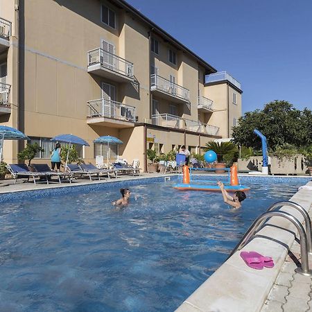 Hotel Darsena Пассіньяно-суль-Тразімено Екстер'єр фото