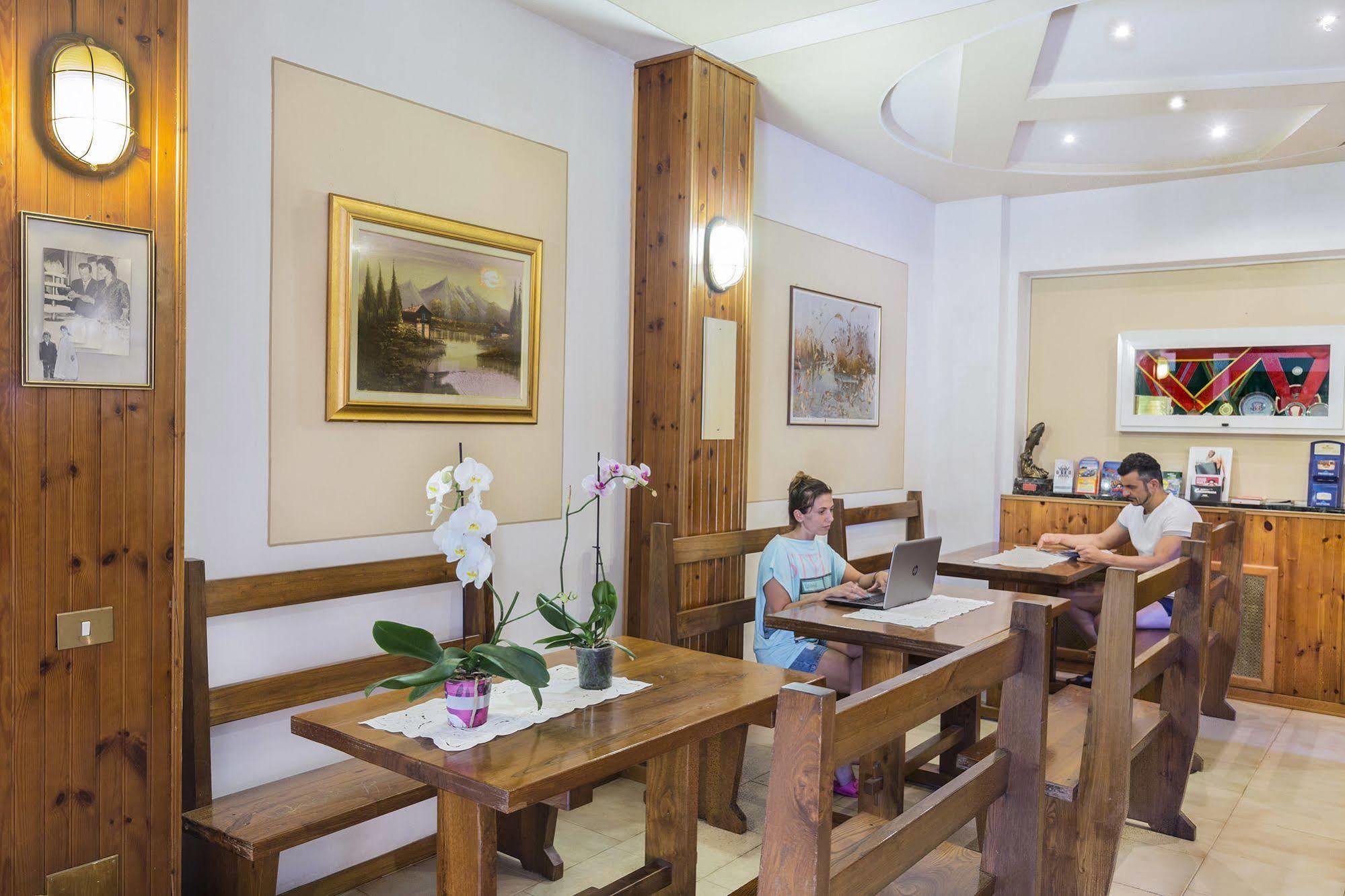 Hotel Darsena Пассіньяно-суль-Тразімено Екстер'єр фото