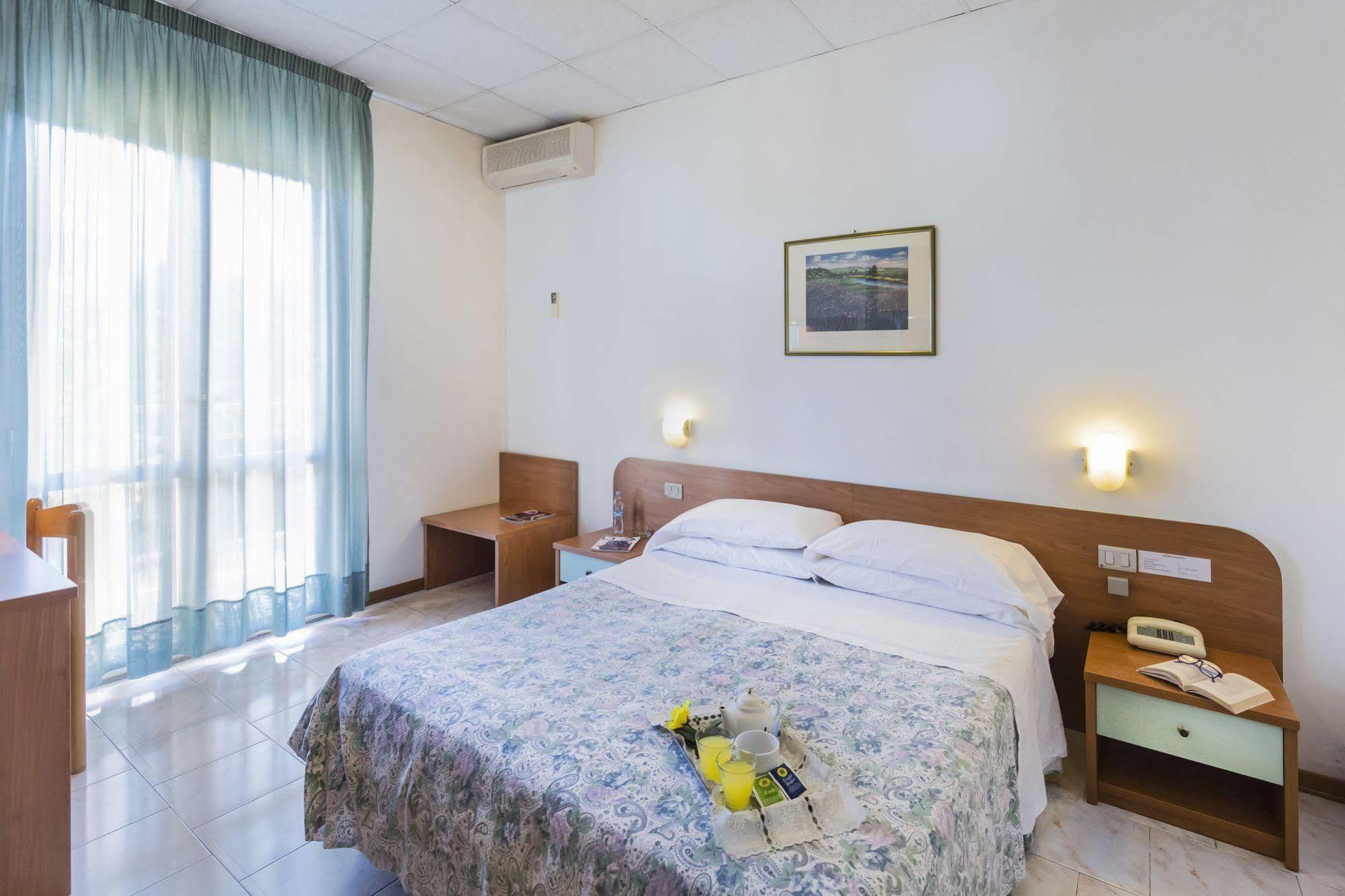 Hotel Darsena Пассіньяно-суль-Тразімено Екстер'єр фото
