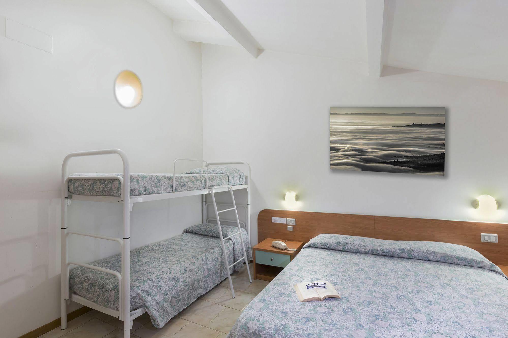 Hotel Darsena Пассіньяно-суль-Тразімено Екстер'єр фото
