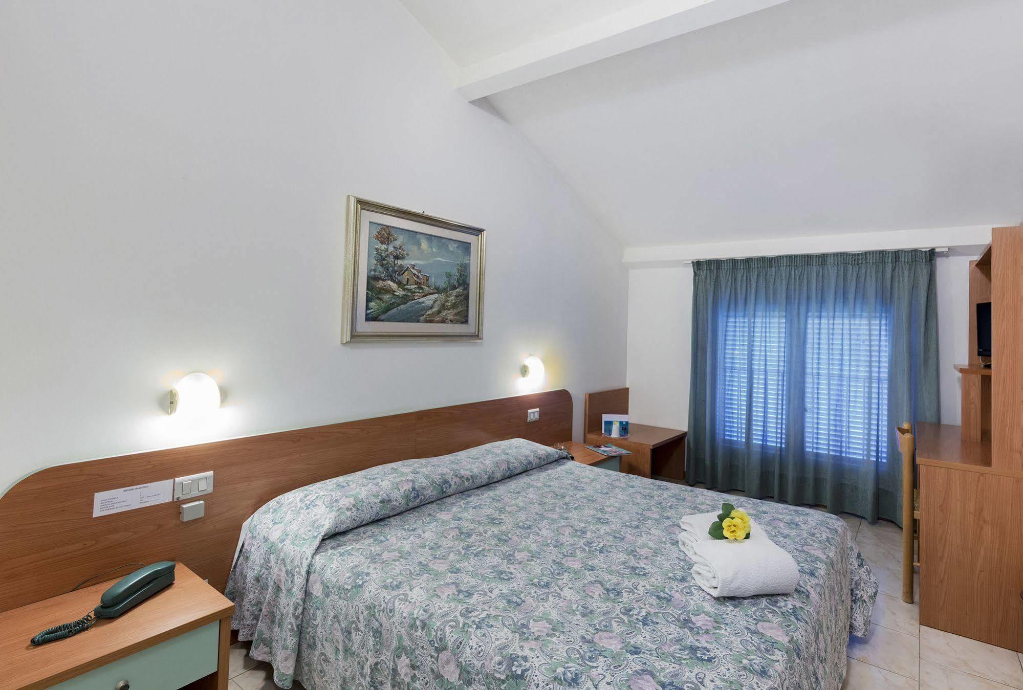 Hotel Darsena Пассіньяно-суль-Тразімено Екстер'єр фото