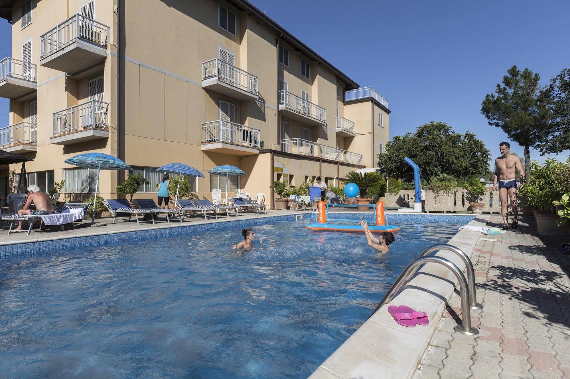 Hotel Darsena Пассіньяно-суль-Тразімено Екстер'єр фото